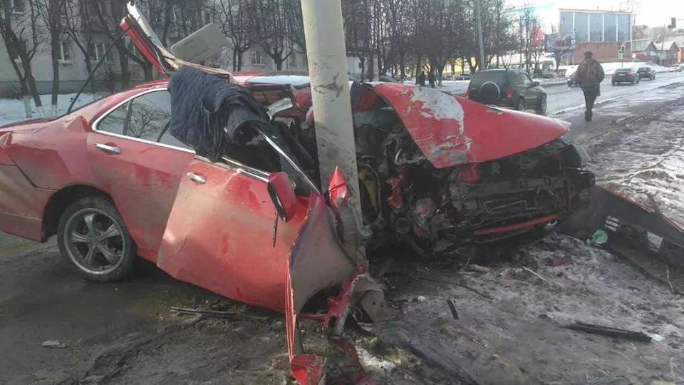 Машину намотало на столб. Смотреть фото Машину намотало на столб. Смотреть картинку Машину намотало на столб. Картинка про Машину намотало на столб. Фото Машину намотало на столб