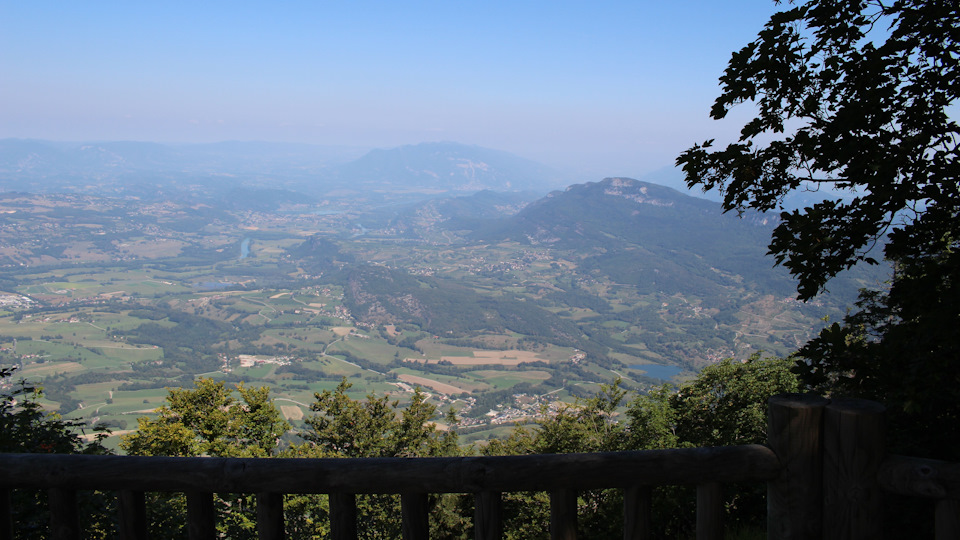 Незадолго до вершины можно остановиться на небольшой парковке и посмотреть на долину Роны. — Audi A4 (B9)