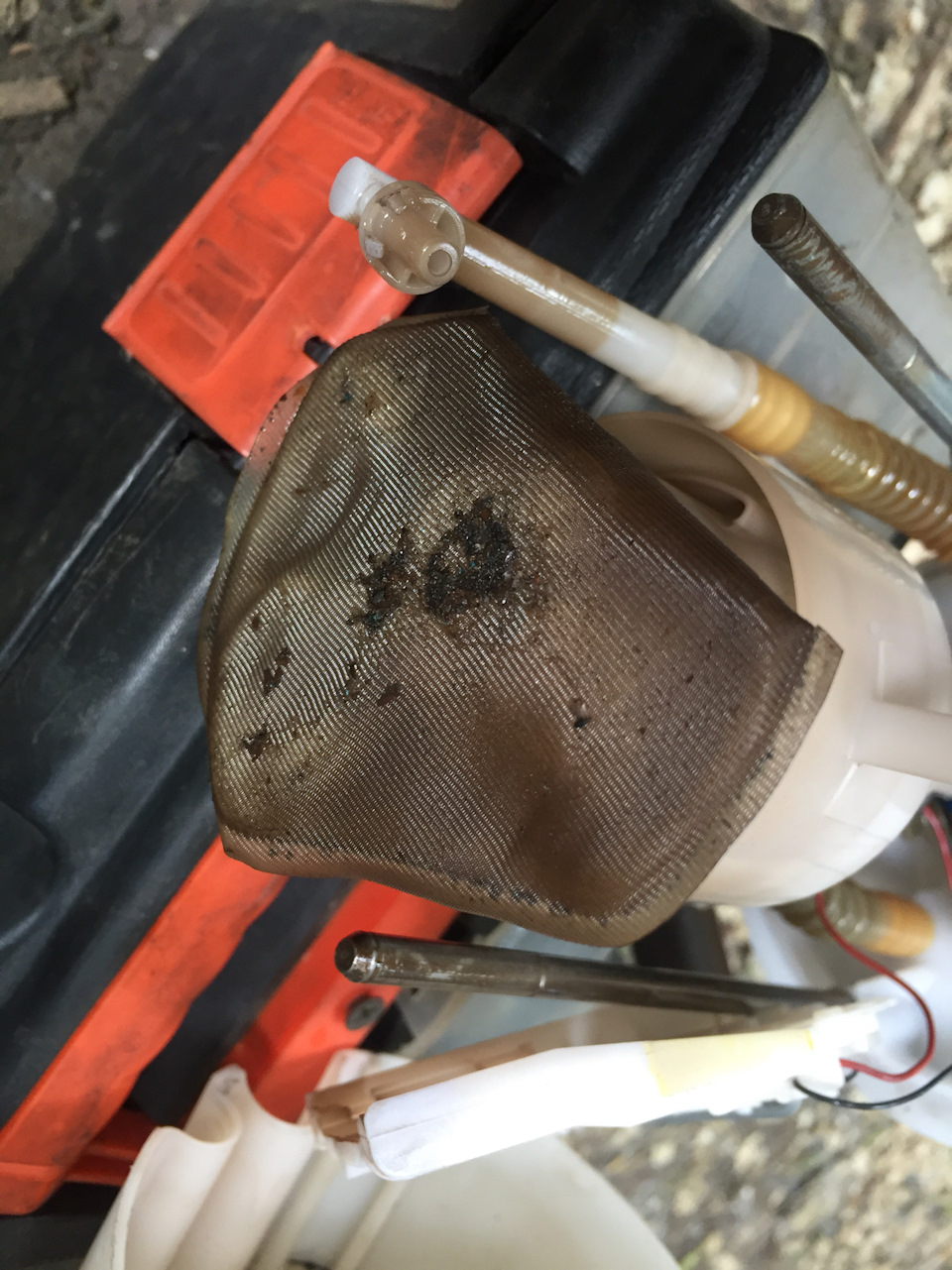 Забита сеточка бензонасоса — Lada 2114, 1,6 л, 2011 года | расходники ...