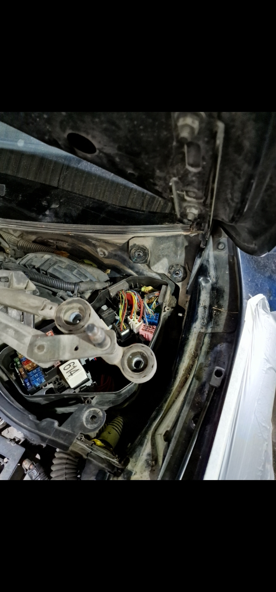 Замена троса капота, оборвался. — Audi Q7 (1G), 4,2 л, 2007 года ...