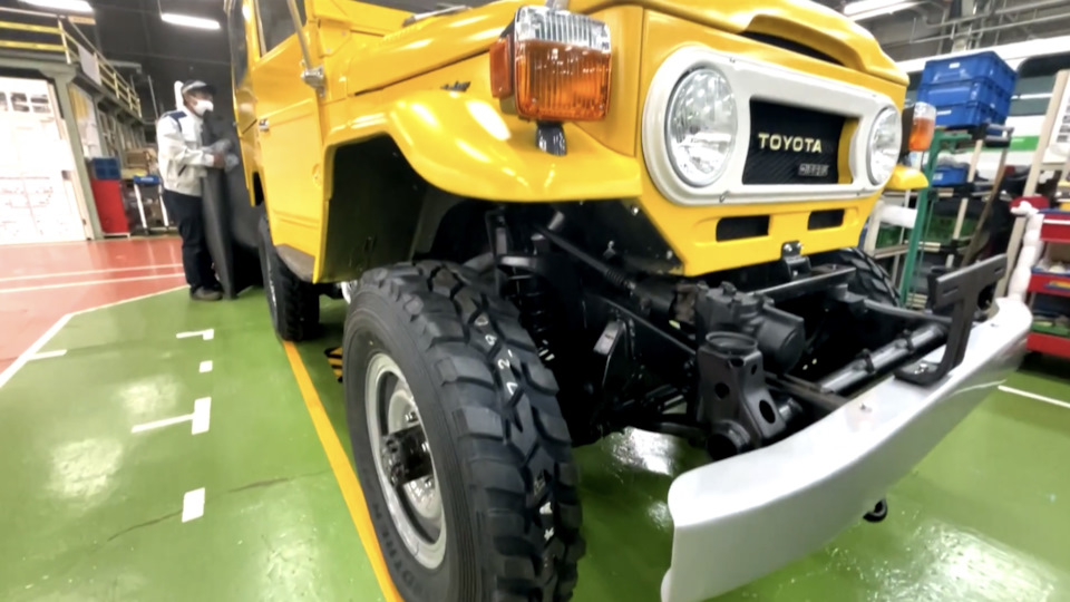 Но если приглядеться видны передние пружины, которых не было на сороковке — Toyota Land Cruiser 40