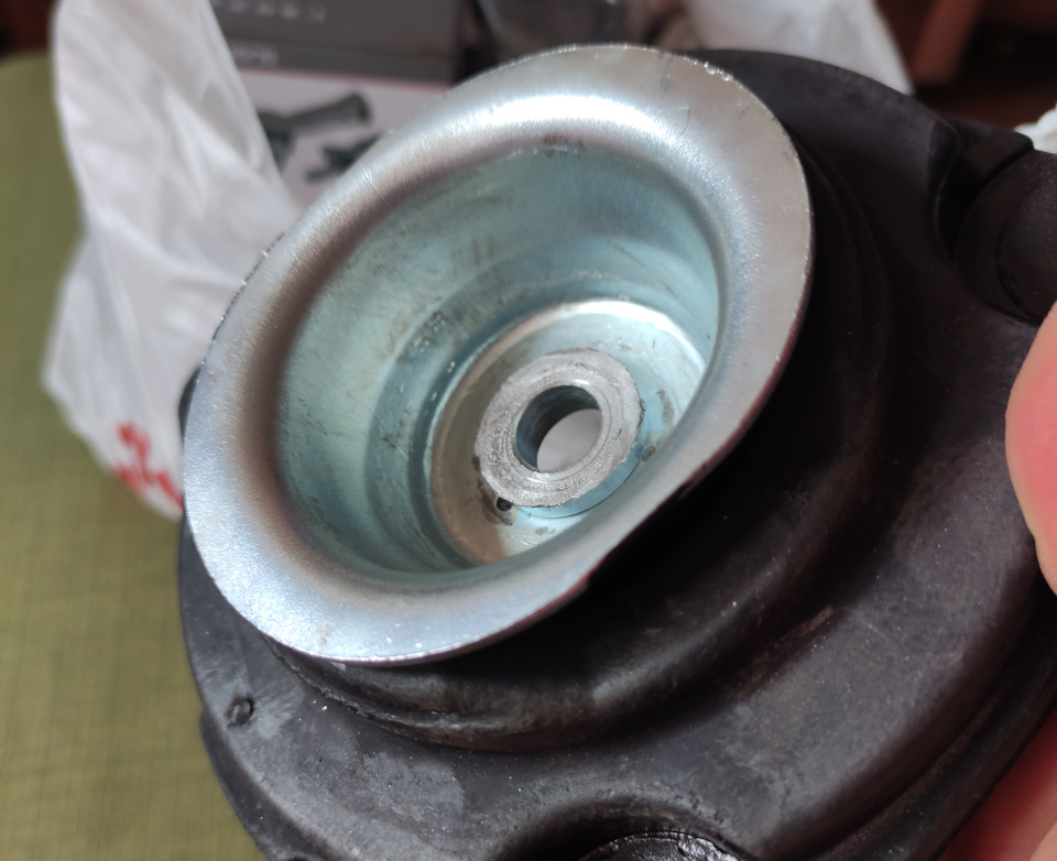 Вот тут видно уже сточенный грибок — Nissan Cube II