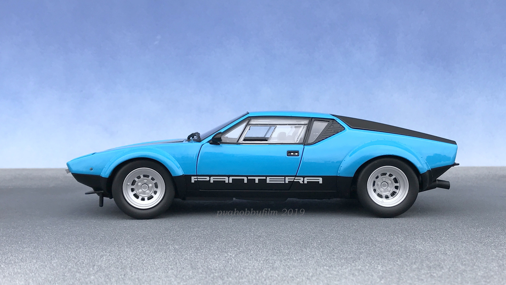 Машина de Tomaso Pantera