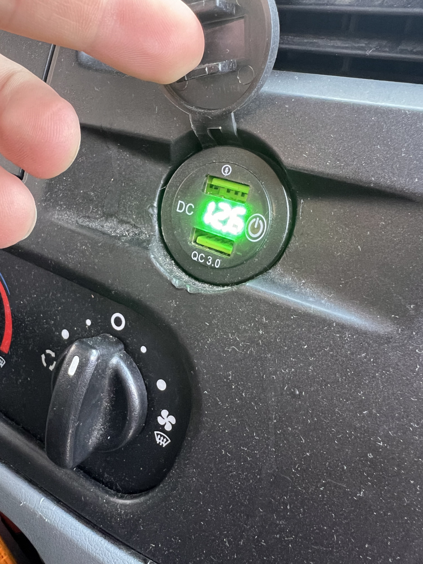 10. Автомобильное зарядное устройство с двойным USB портом QC3.0 — Ford ...