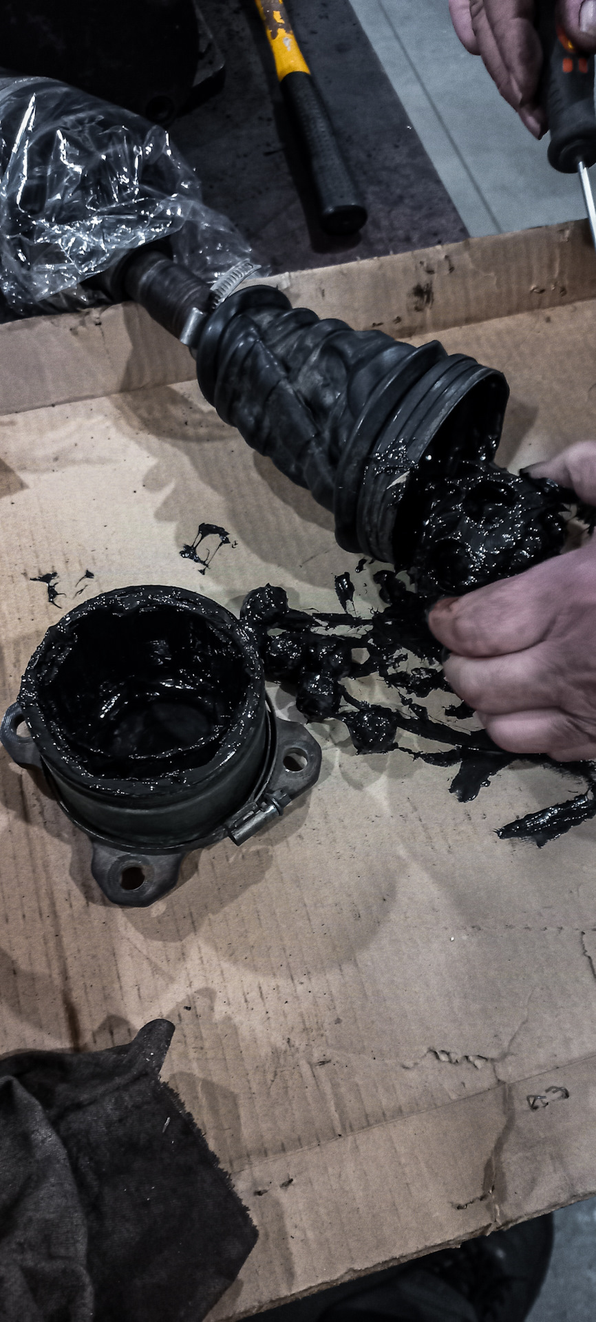 Из-за повреждения пыльника, который провернулся, вероятно, произошёл разрыв. Скоро наступит весна, поэтому рекомендуется его заменить. — Mitsubishi Pajero (1G)