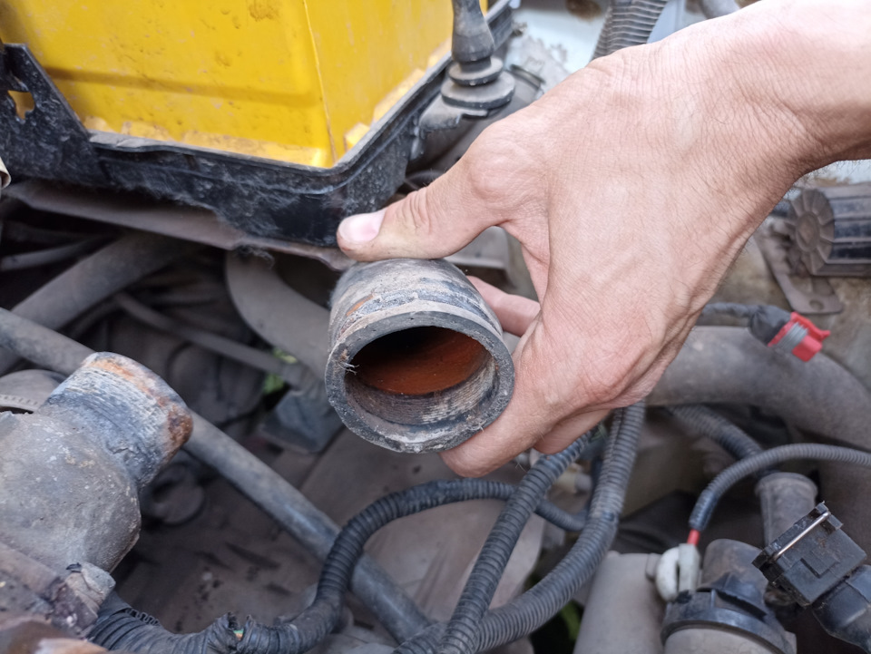 Прогорела прокладка ГБЦ — Lada Калина универсал, 1,6 л, 2010 года ...