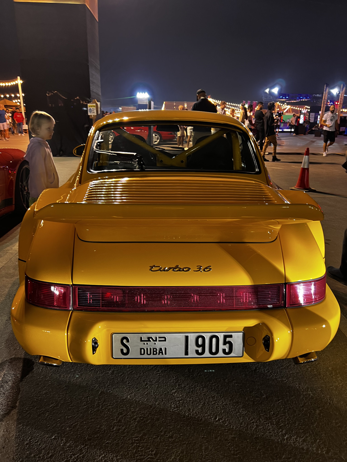 24 часа дубай гонка. парковка в дубае. U-drive dubai. Drive dubai. дубай стоянка.