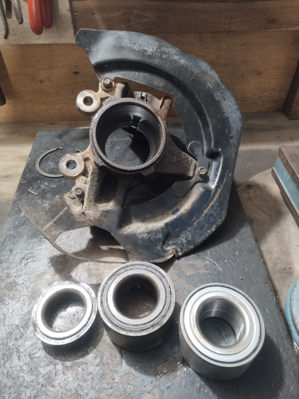 Достал старый подшипник. — Mazda 3 (1G) BK