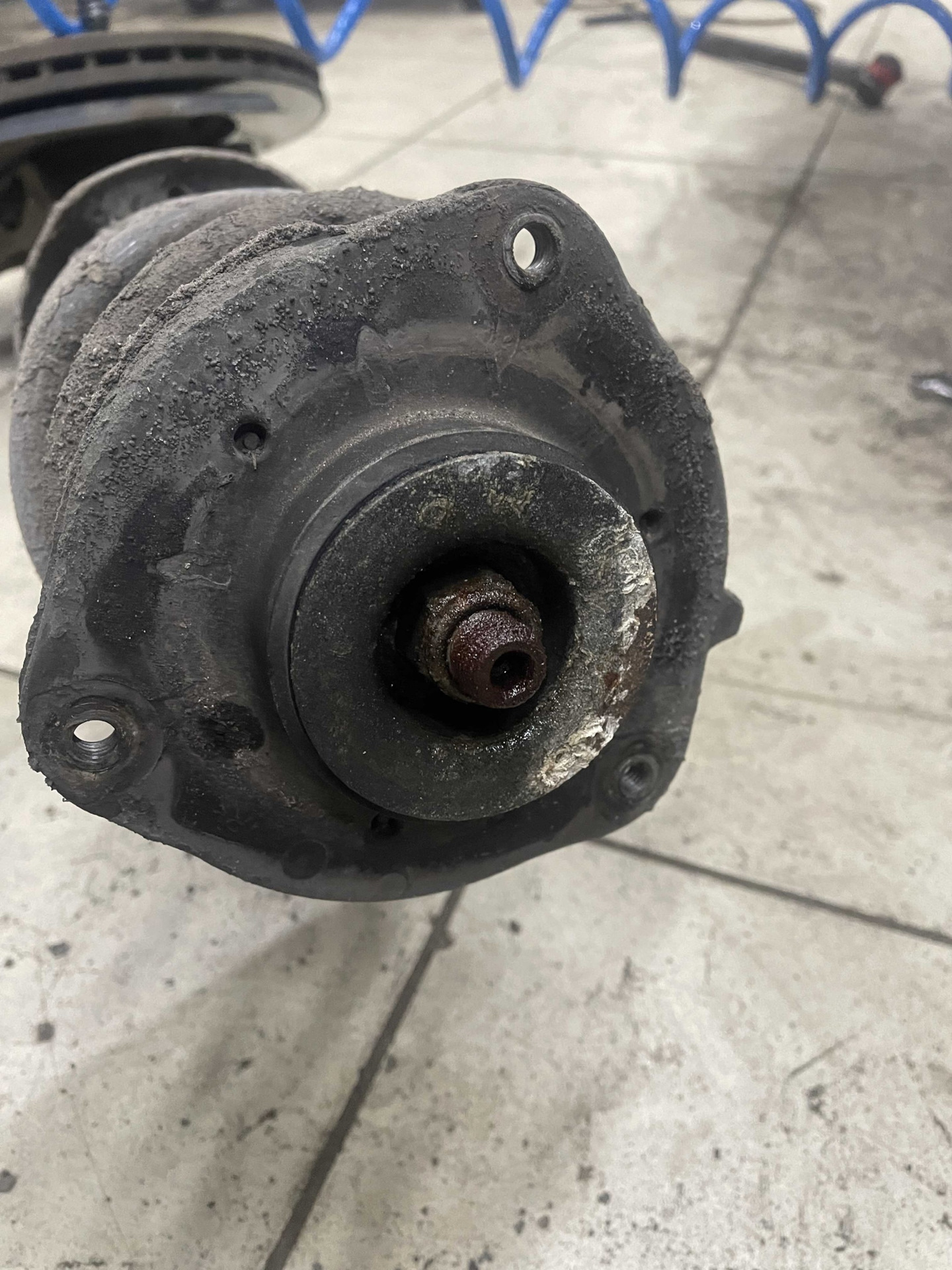 Замена опор и опорных подшибников (Стуки при повороте руля ...