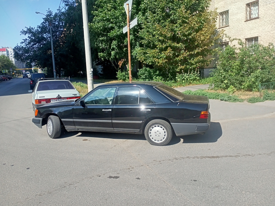 Мерседес 1988. Mercedes w124 e500. Mercedes e500. Мерседес w124 e200. Мерседес w124 e220.
