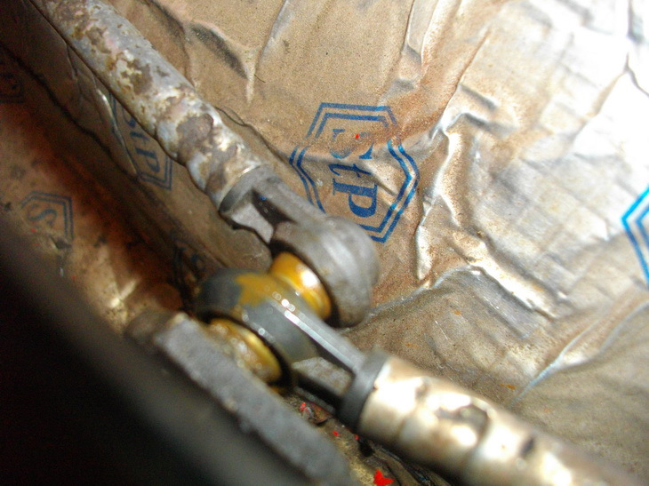 Такой вот ужас, кстати данное место тоже может издавать скрипы — Opel Kadett E