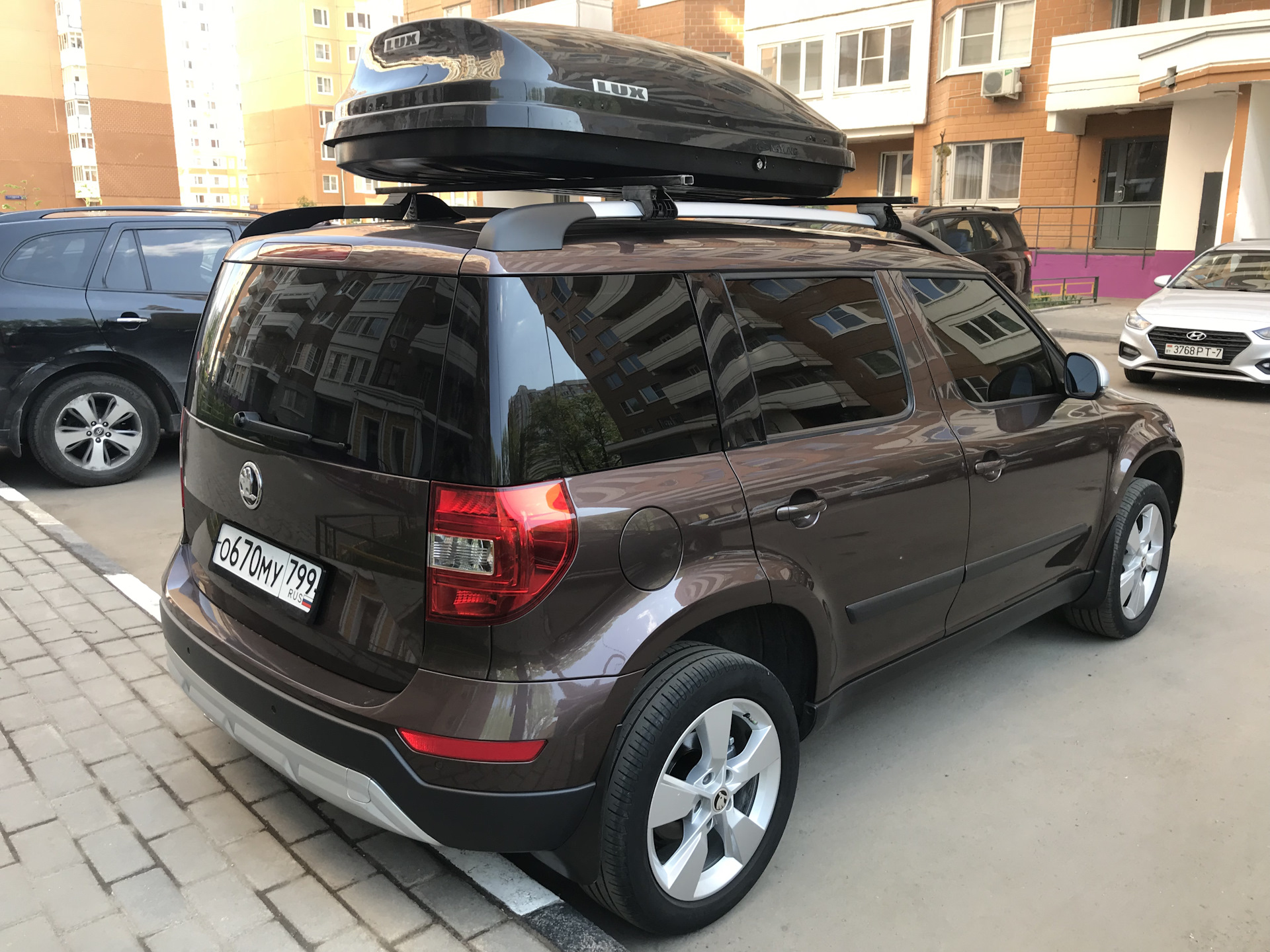 Крыша йети. Skoda Yeti автобокс. Багажник Thule Skoda Yeti. Skoda Yeti рейлинги. Lux 600 автобокс.