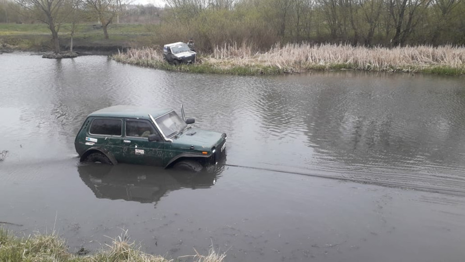 Погода в кожаеве. Нива река. Нива утонула. Внедорожник пересекает реку. Утопили ниву.