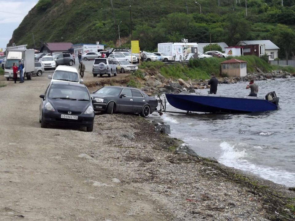 Привычная картина на пляжах Владивостока: множество машин, отдыхающих, мусора, Краун-Маджеста спускает к воде прицеп с лодкой, ничего необычного)) Жаль не успел запечатлеть многочисленные повстречавшиеся автомобили ДПС Владивостока. Поверьте мне на слово — Т.Кроун, Т.Марк2 и Н.Эксперт в патрульной раскраске это банальная обыденность города)) Поправьте меня, владивостокцы, если у меня сложилось неверное впечатление. — Nissan Serena Mk IV (C26). Запчасти на фото: Q5498