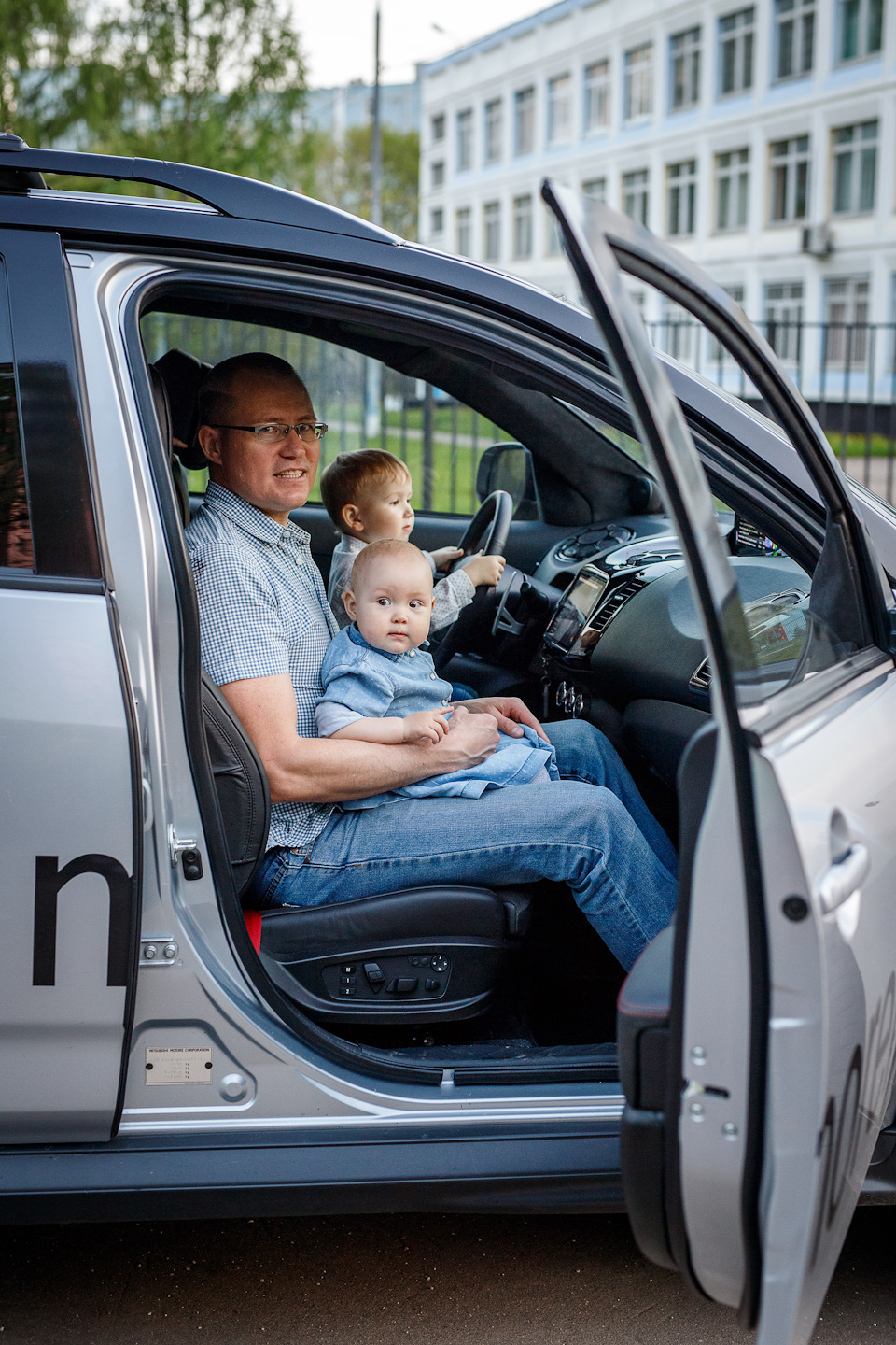 77. Семейная фотосессия с машиной — Mitsubishi Outlander XL, 2,4 л, 2010  года | фотография | DRIVE2