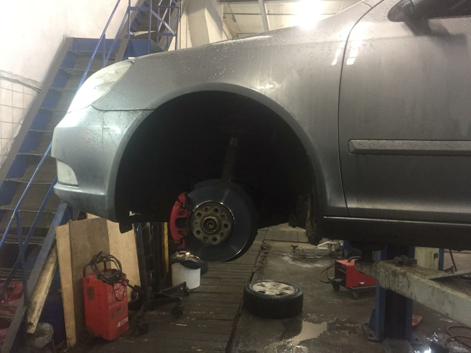 Замена тормозных колодок в круг — Skoda Octavia A5 Mk2, 1,8 л, 2013 ...