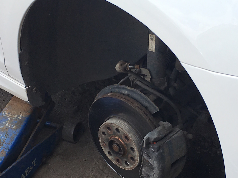 Замена стойки стабилизатора — Volkswagen Golf Mk6, 1,4 л, 2012 года ...