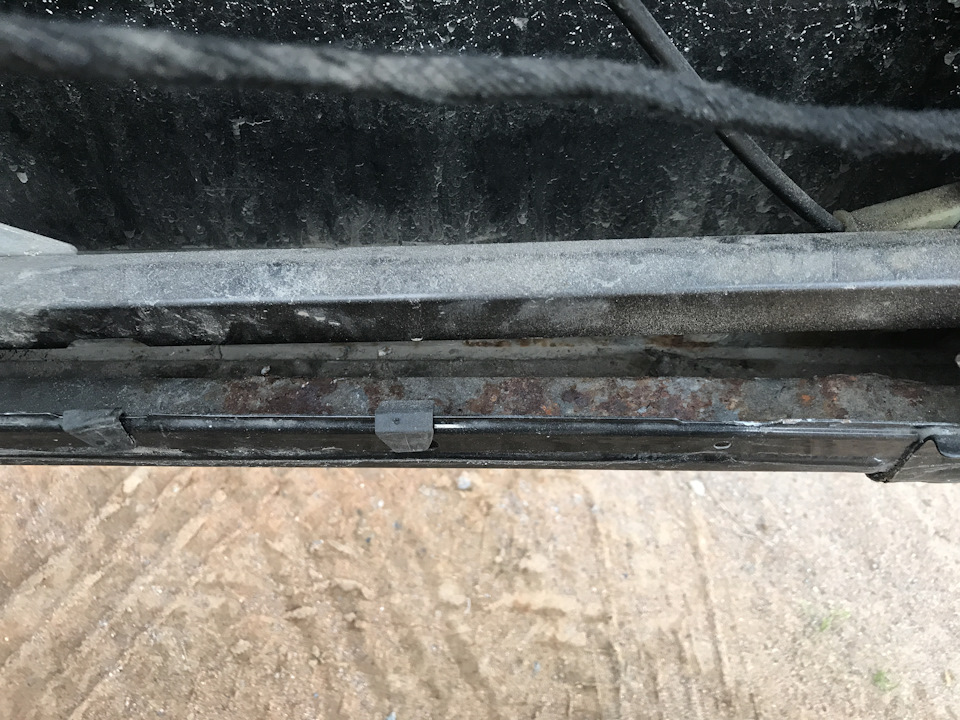 Передняя пассажирская дверь 😱полез смазать замок — порадовался состоянию 😂не скажу, что для меня это сюрприз, но не приятно (новая оригинальная дверь куплена ещё зимой — жду правильный момент для замены) прошлым мОлярам привет 👋 за 2 года перекрасил уже почти всю АВТО 😂 — Audi Allroad (C5)