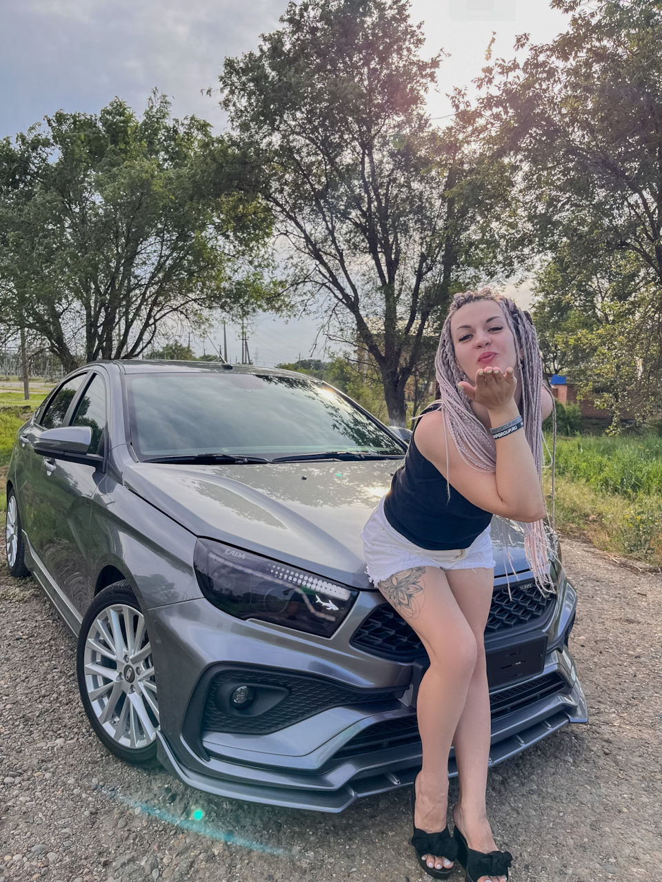 Мужчину украшает не автомобиль, а кареглазая помеха справа 🤗🤗🤗 — Lada  Vesta, 1,6 л, 2019 года | фотография | DRIVE2