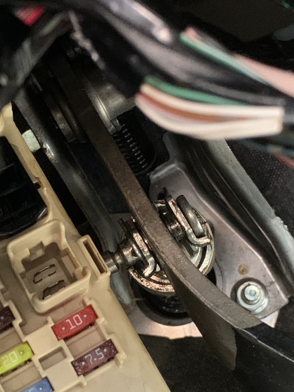 Устраняем хруст педали сцепления — Toyota Avensis II, 1,8 л, 2008 года ...