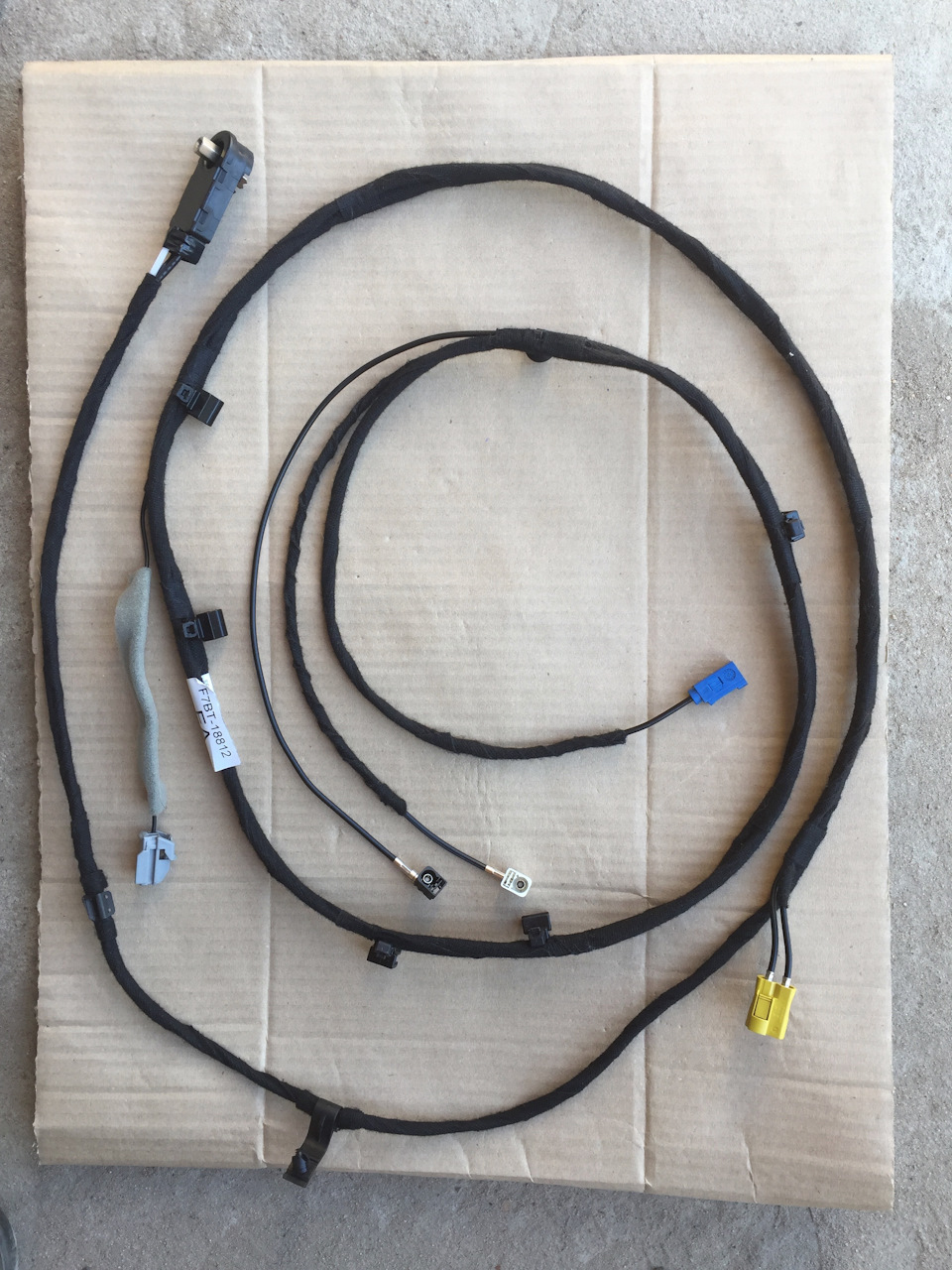 Провод активной антенны с проводом GPS (провод GPS проложил сам, желтый разъем был только под заднюю антенну, вторая фишка была пустая) — Ford Fiesta (Mk VI)