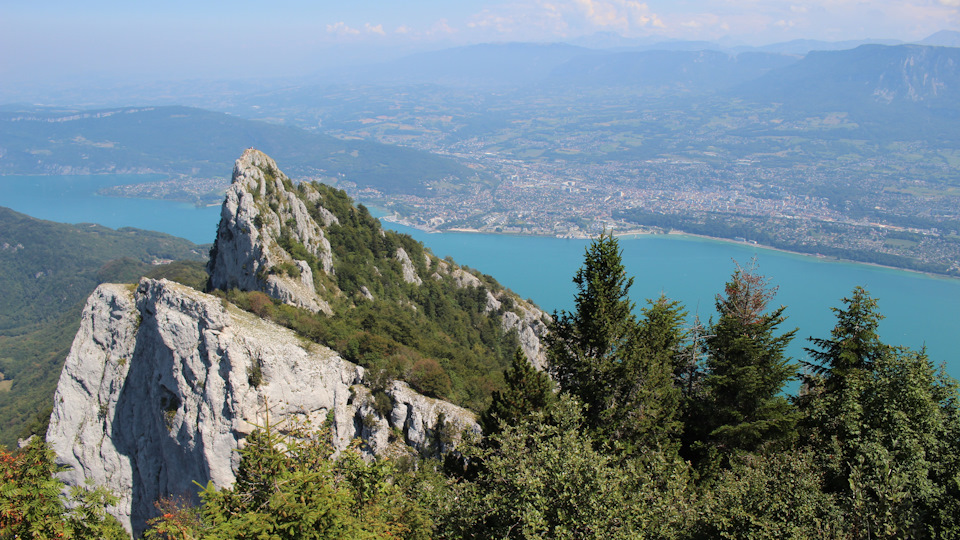 Кошачий зуб – la Dent du Chat. Высота скалы – 1390м. К сожалению, не было времени чтобы дойти туда. Ничего, в другой раз. Там, говорят, есть виа феррата. — Audi A4 (B9)