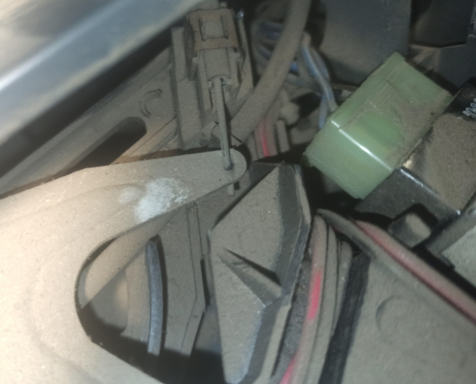 Отключаем две колодки управления печкой — KIA Pride (1G)