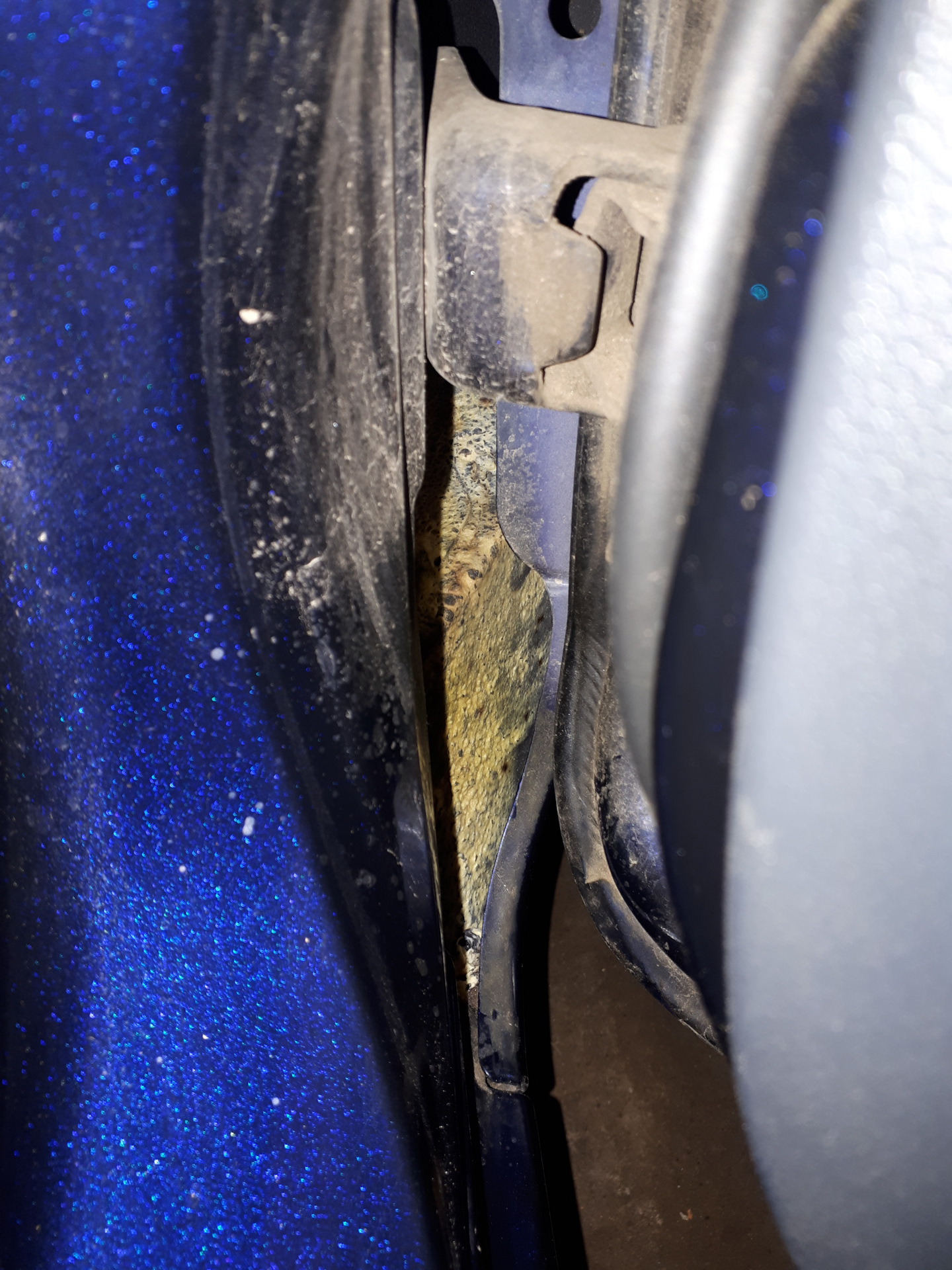 Обработка скрытых полостей кузова. — Mazda 3 (1G) BK, 1,6 л, 2008 года ...