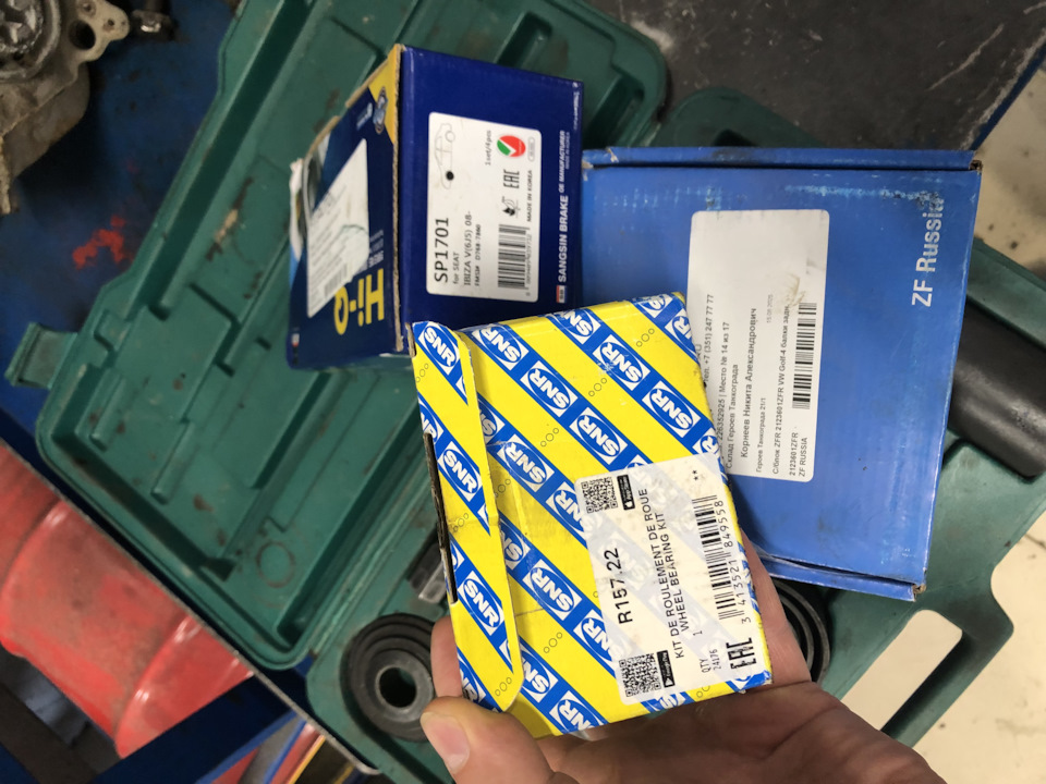 Ступичный подшипник SNR R15722 всегда этот производитель нравился и судя по моему опыту это оригинал вся комплектация и всё номера соответствуют подлинному, из старых запасов, дорого но надежно — Audi A3 (8L). Запчасти на фото: R15722, SP1701, 2123601ZFR