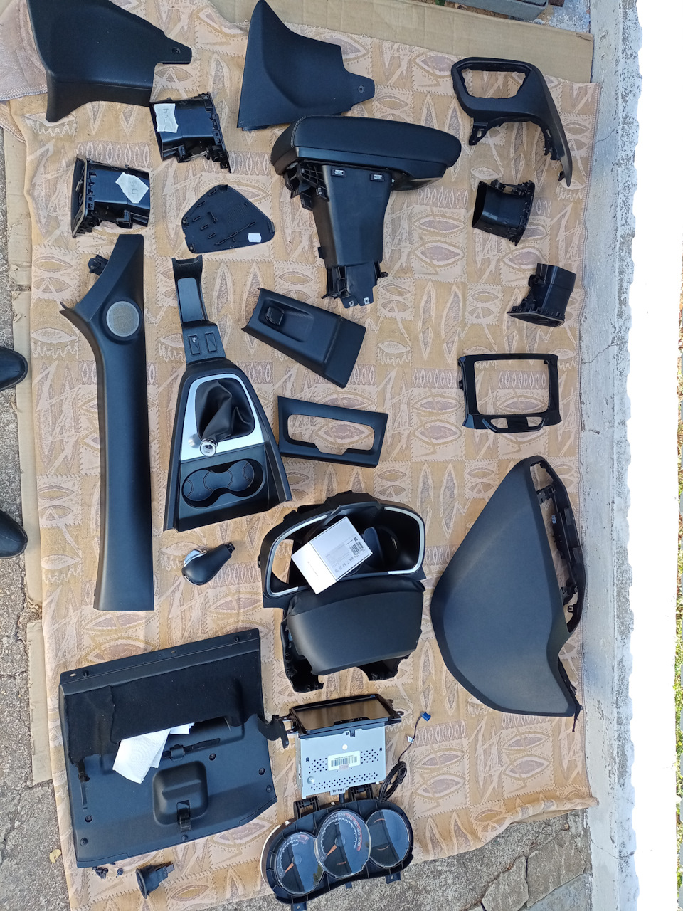 1) разбираем переднюю панель и тоннель — Lada XRAY Cross