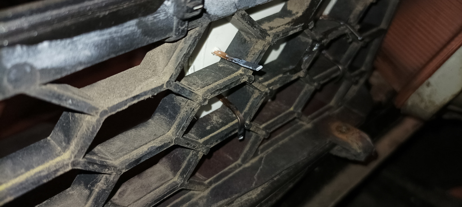 Значок на решетку радиатора. )) — Suzuki Swift (1G), 0,9 л, 1996 года ...