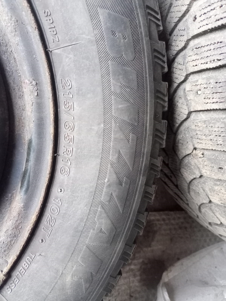Шины зимние шипованные Bridgestone 215/65 R16, штампованные диски ...