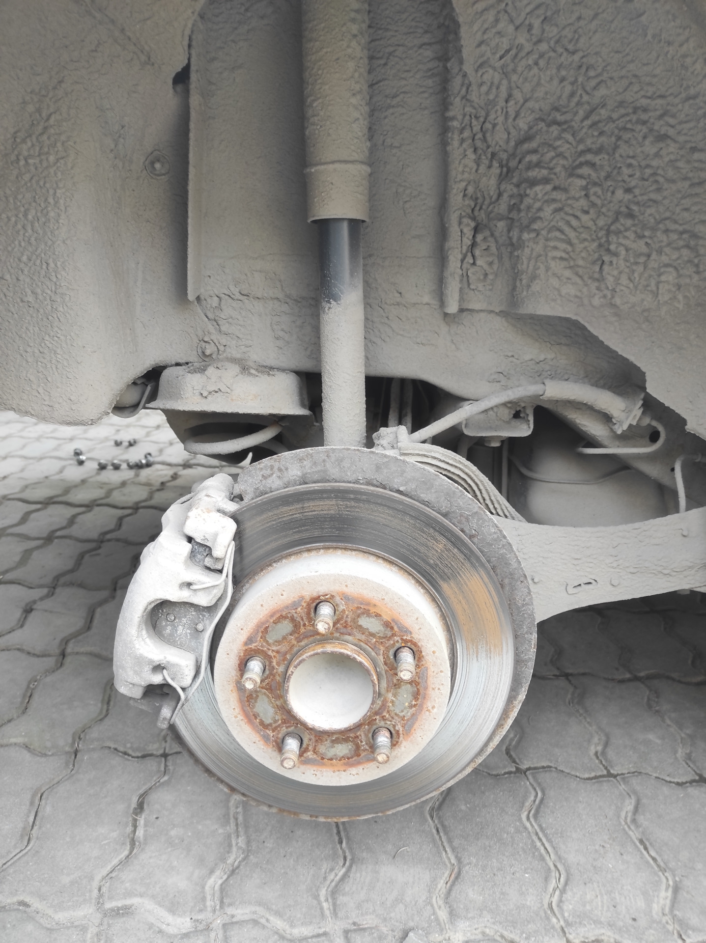 Замена колес и ревизия шипов. Моя очередь отдирать диск от машины ...