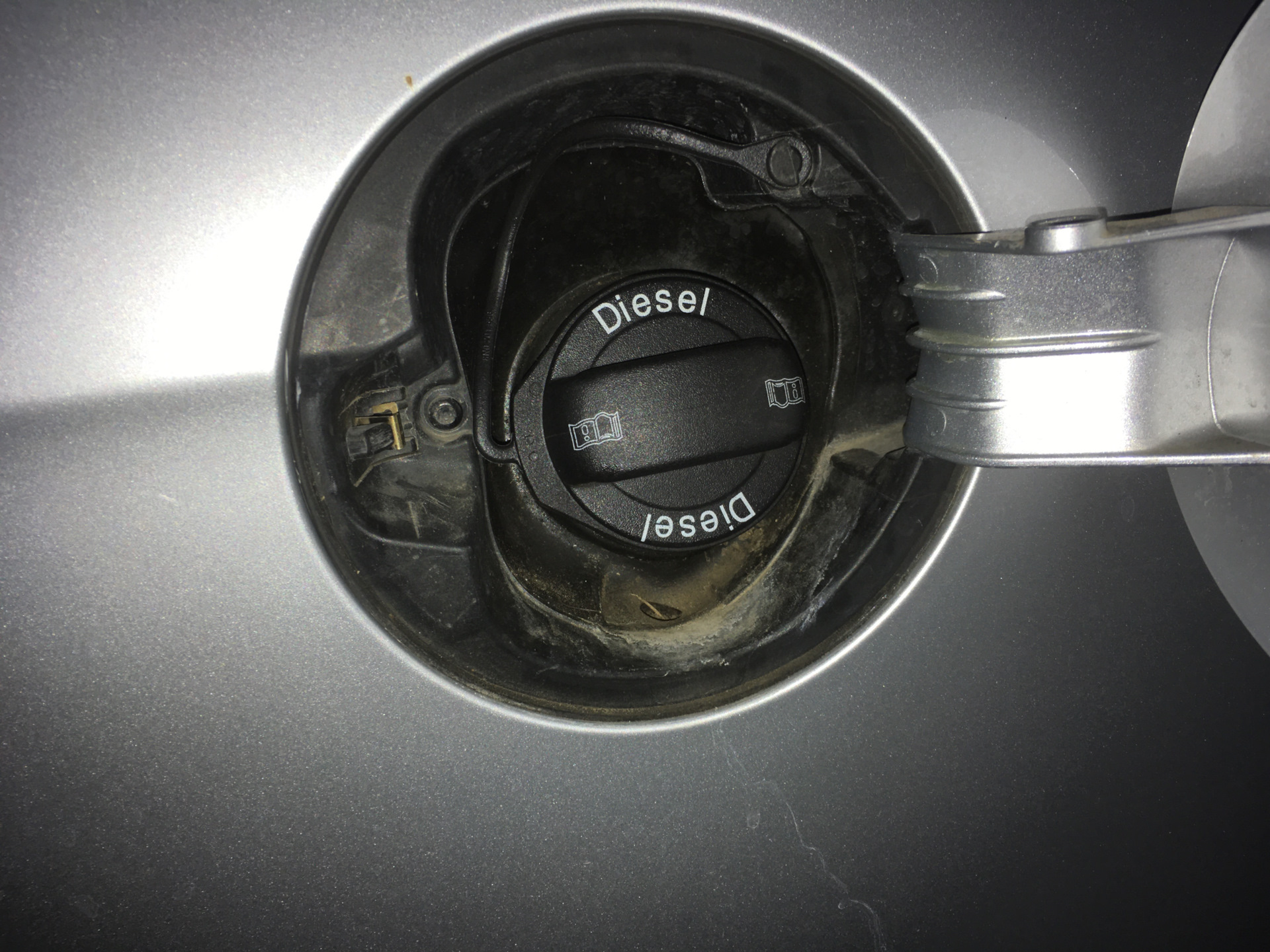 Трос крышки топливного бака — Volkswagen Passat Variant (B6), 1,9 л ...