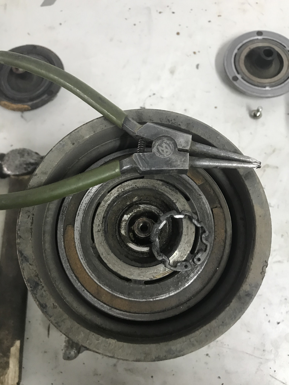 Замена подшипника в компрессоре кондиционера и в генераторе — Toyota ...