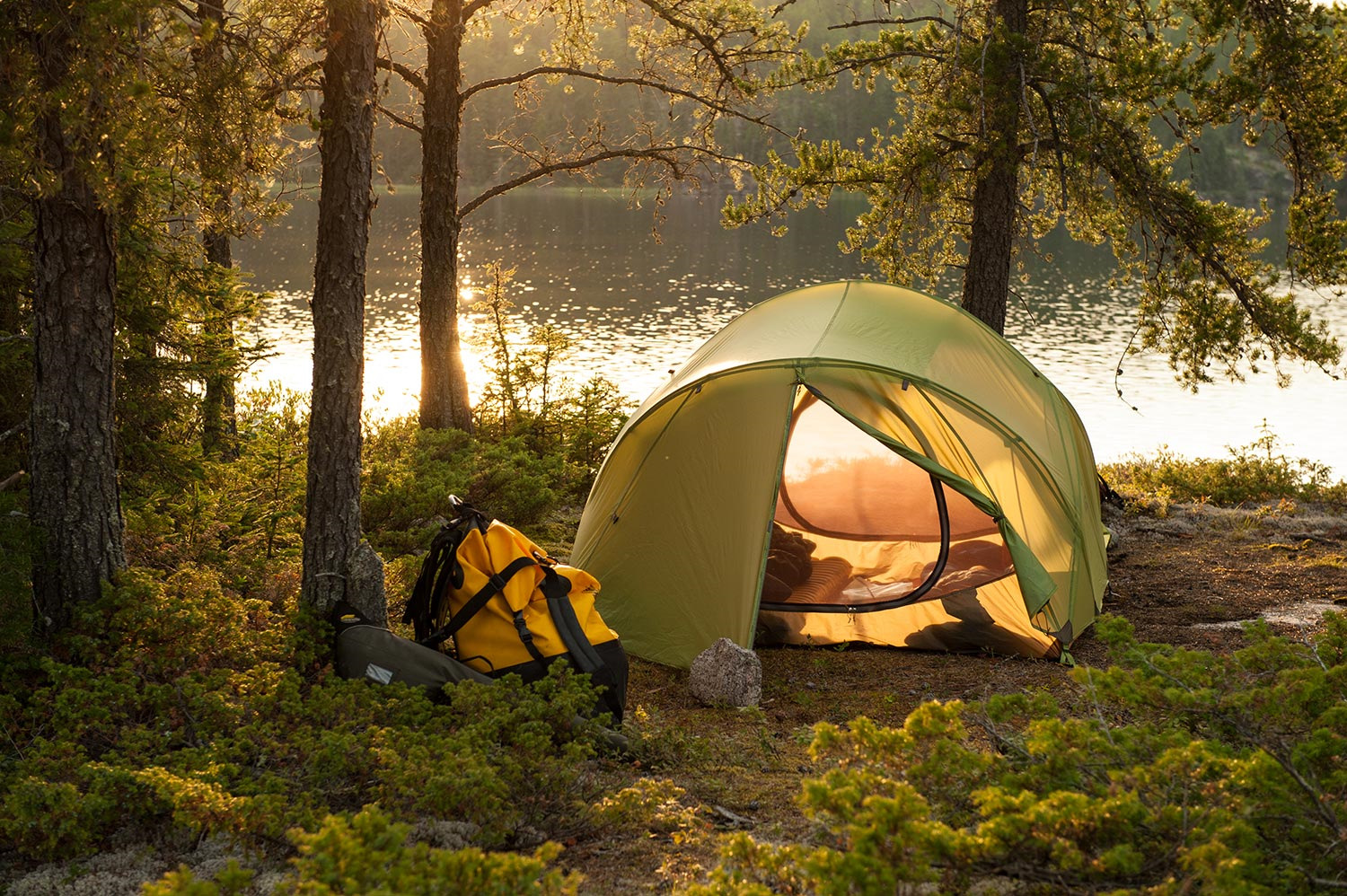 Туристическая палатка на природе