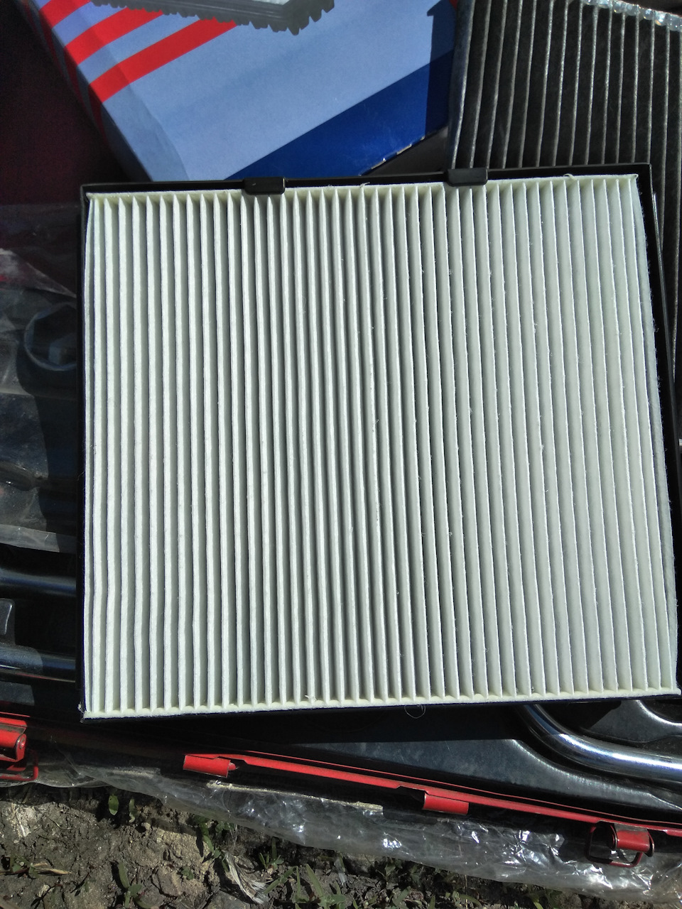 Новый фильтр, видно зазоры в рамке — KIA Rio (3G)