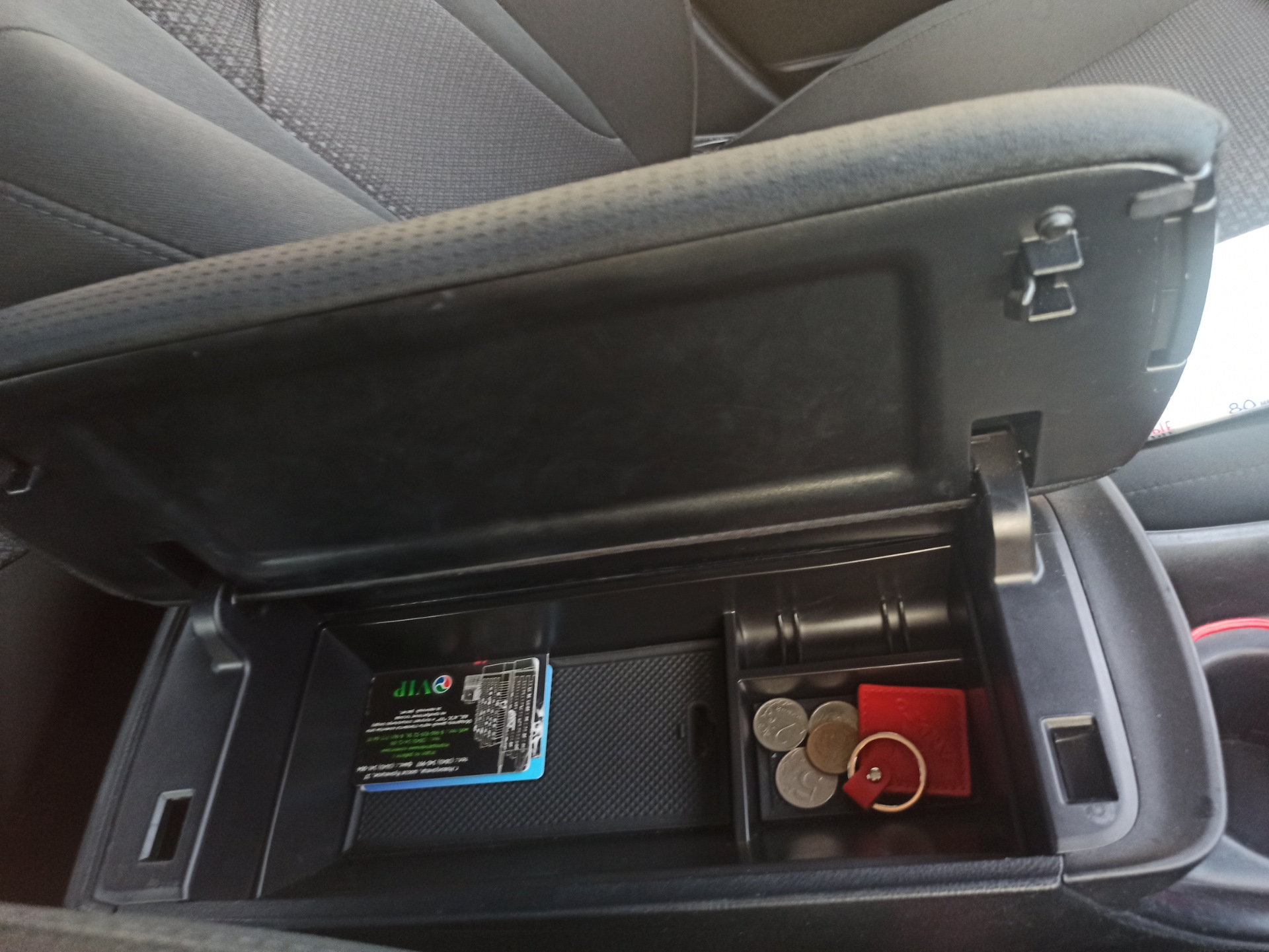 Поддон в подлокотник — Toyota Prius (50), 1,8 л, 2019 года | аксессуары ...