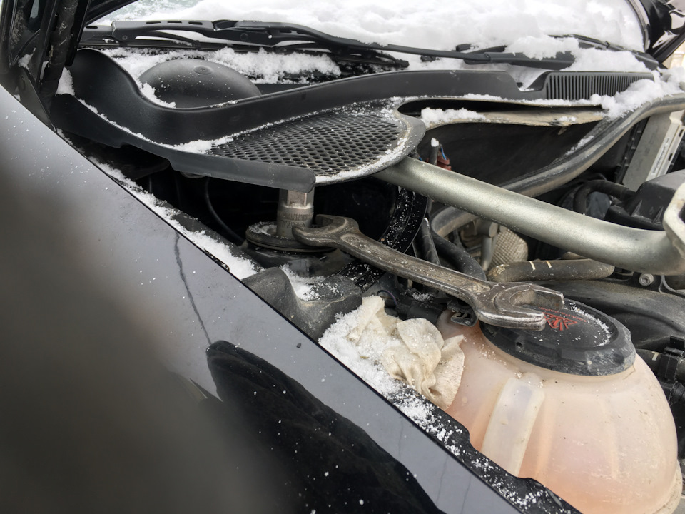 Замена опорных подушек стоек аммортизатора и рулевой тяги. — Volkswagen ...