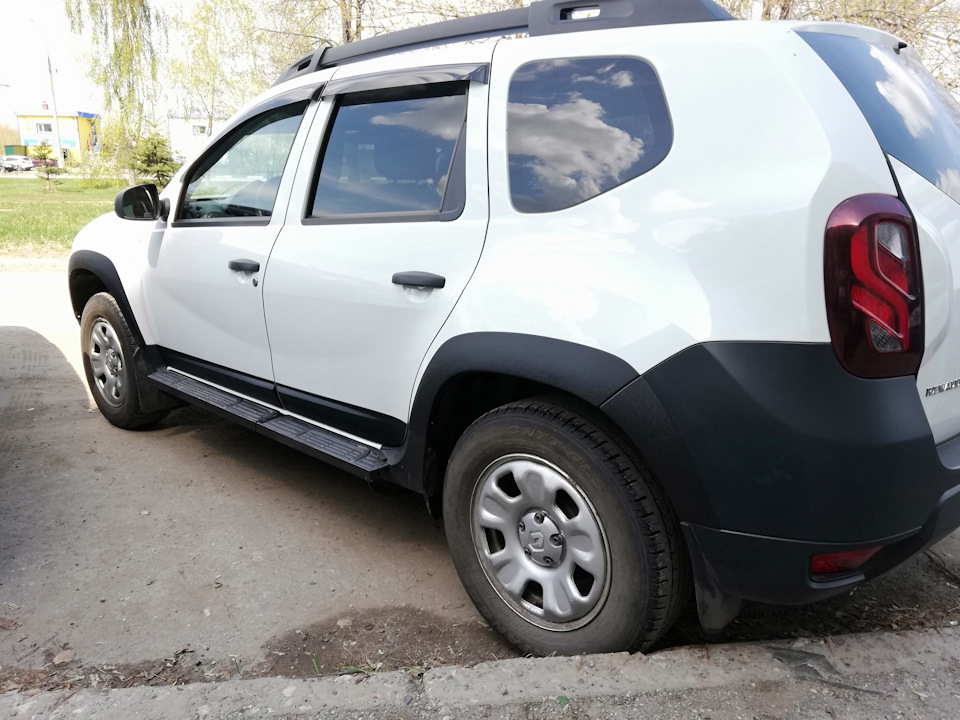 Рено дастер 2013 накладка. Duster 2011. Рено Дастер белый с черными бамперами. Renault Duster с черными бамперами. Белый Дастер с расширителями арок.