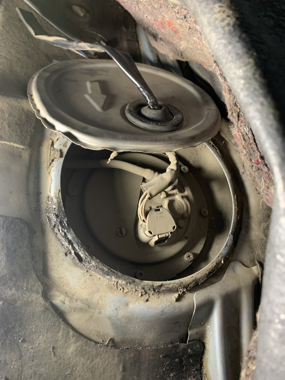Ну крышка естественно уже была вскрыта до меня не самым аккуратным образом, сразу же начал там все отмывать дабы ничего потом в бак не упало, снимаем сразу фишку чтоб не мешала нам — Toyota Allion (T240)