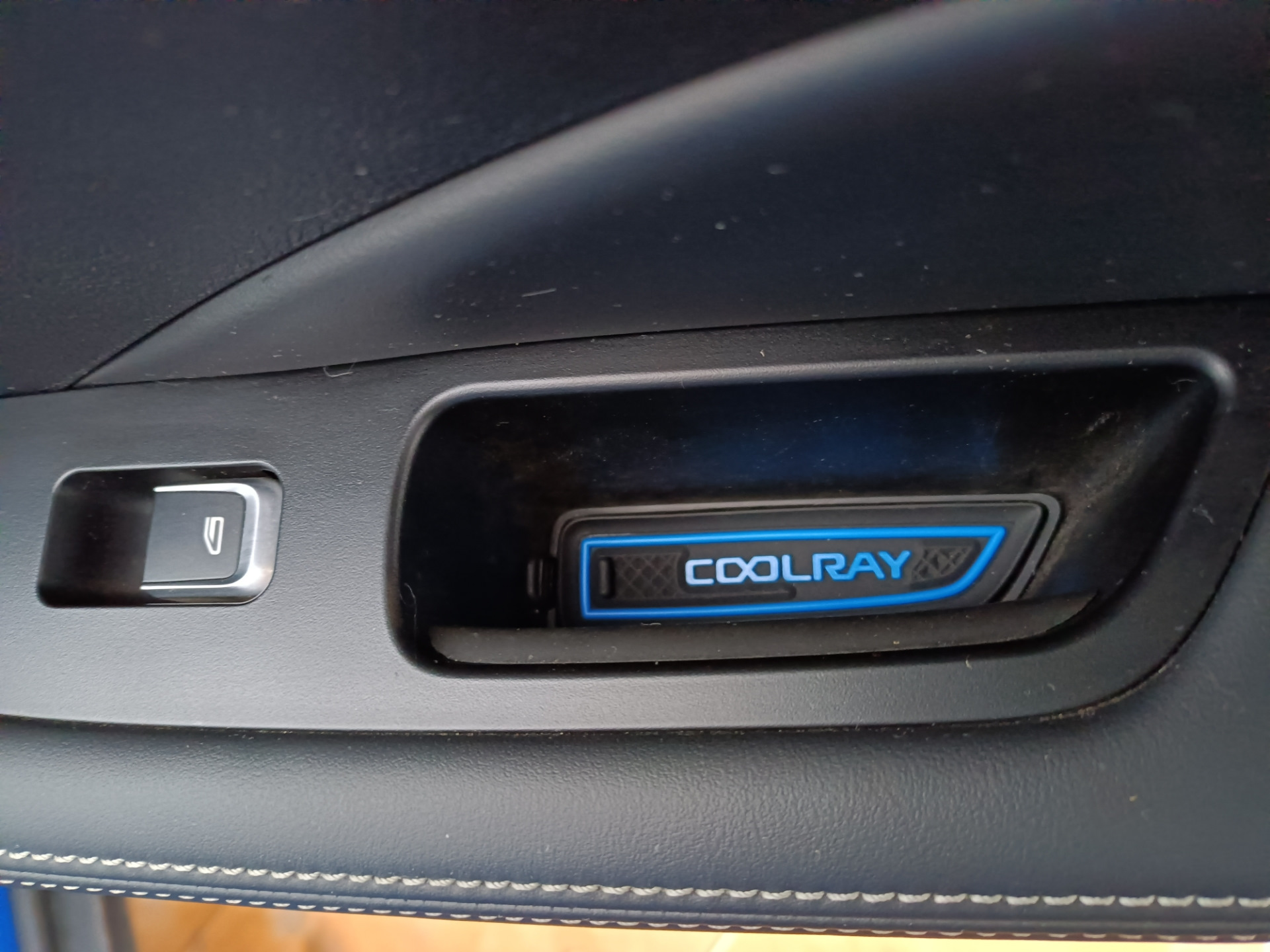 Электропривод багажника джили кулрей. Geely Coolray люк. Заглушка парктроника Geely Coolray. Geely Coolray ручка двери бесключевой. Geely Coolray заглушки в парктроники.