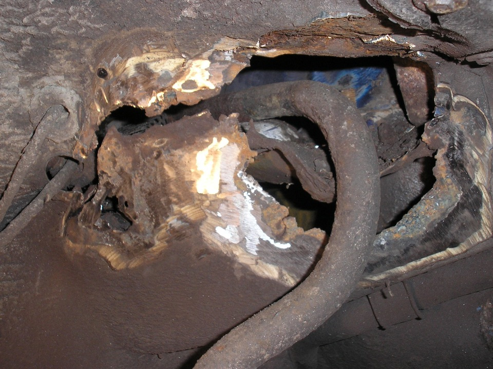 Балка днище ваз 2109. Сгнили лонжероны. Сгнило крепление. Подушки кузова паджеро 2. Сгнило крепление.