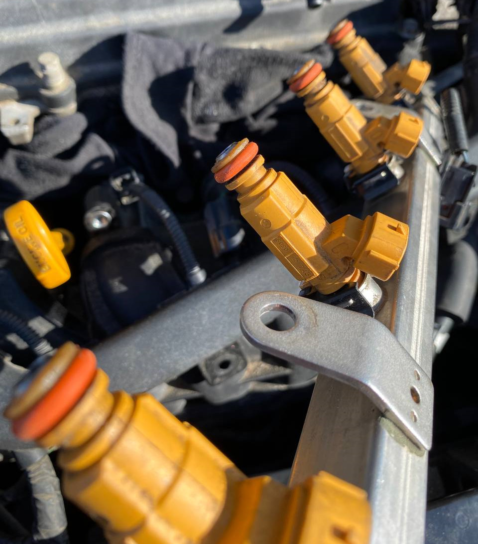 Замена уплотнителя форсунок — Hyundai Solaris (2G), 1,4 л, 2017 года ...