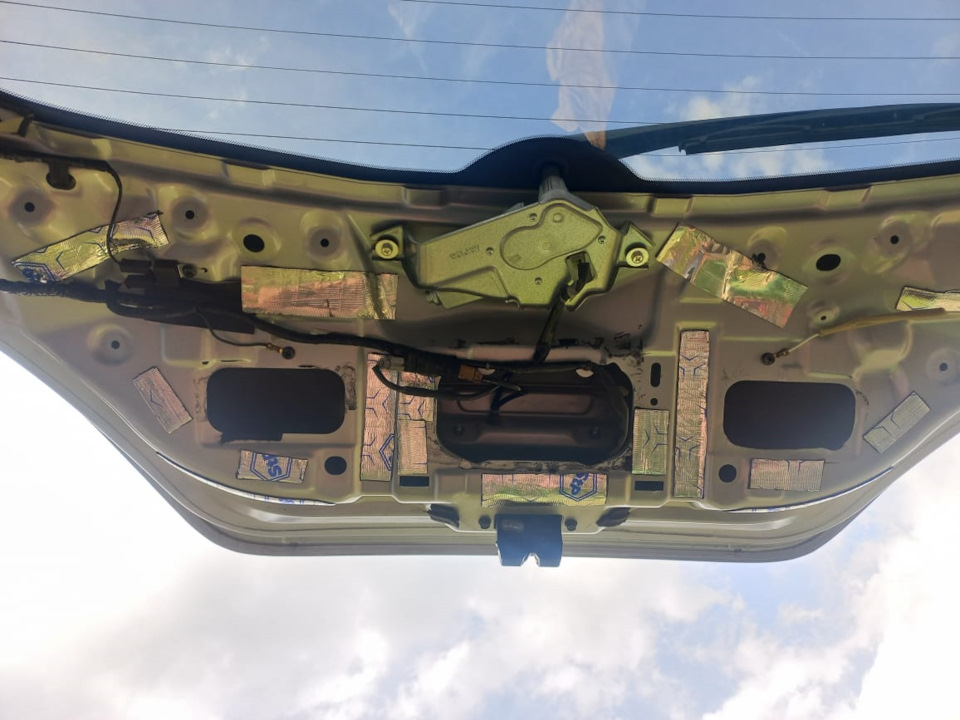 Шумоизоляция двери багажника — Nissan Tiida (1G), 1,5 л, 2010 года ...