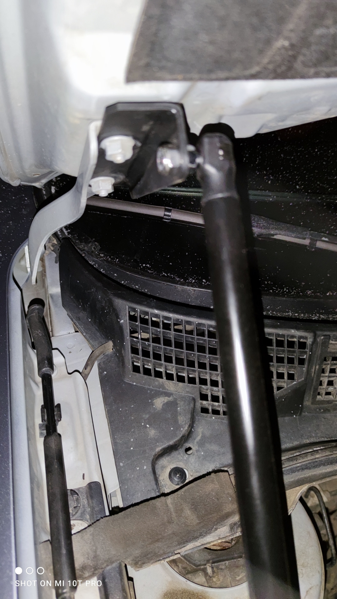 Установка газовых упоров капота — Nissan Qashqai (1G), 1,6 л, 2012 года ...