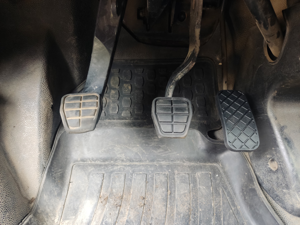Резиновые накладки на педали — Volkswagen Transporter T4, 2,4 л, 1995 ...
