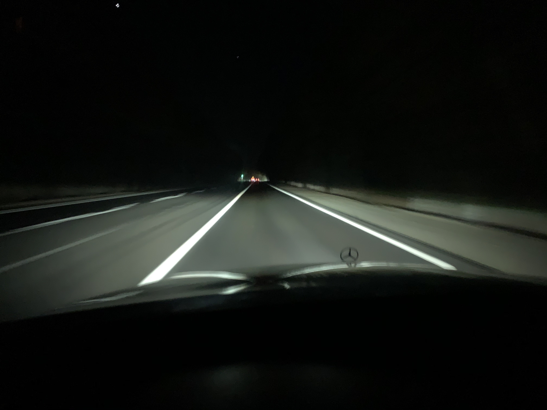 Свет фар гранта. В сплошную темень. Ночью темень ночью. Сплошная линия разметки 1. Мрак пустота темень.