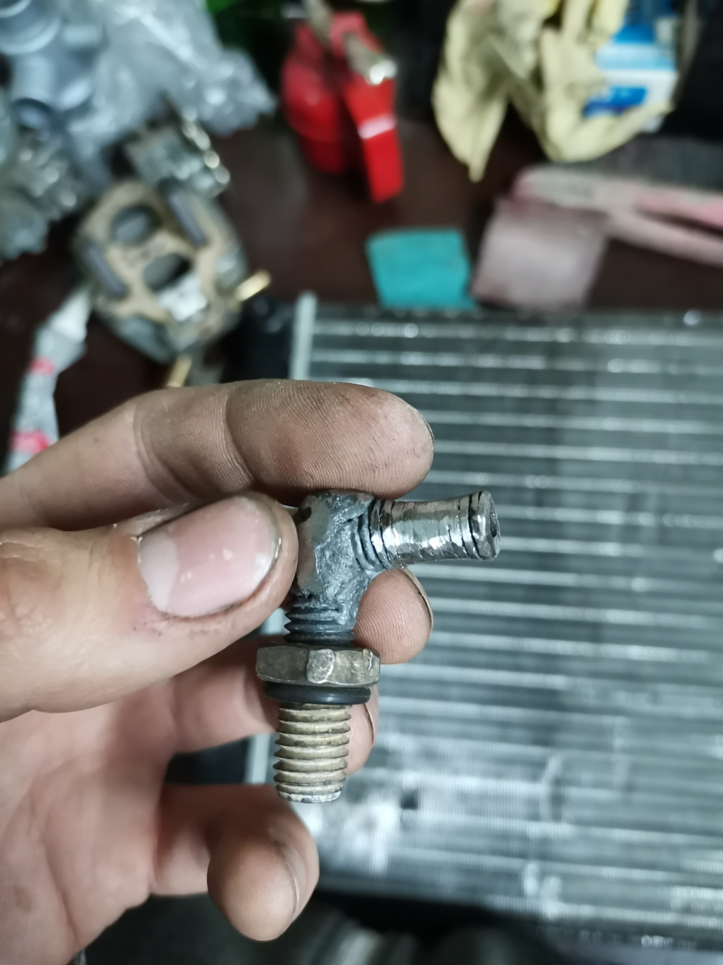 Штуцер пароотвода на радиатор 2110 — Lada 21070, 1,6 л, 1998 года ...