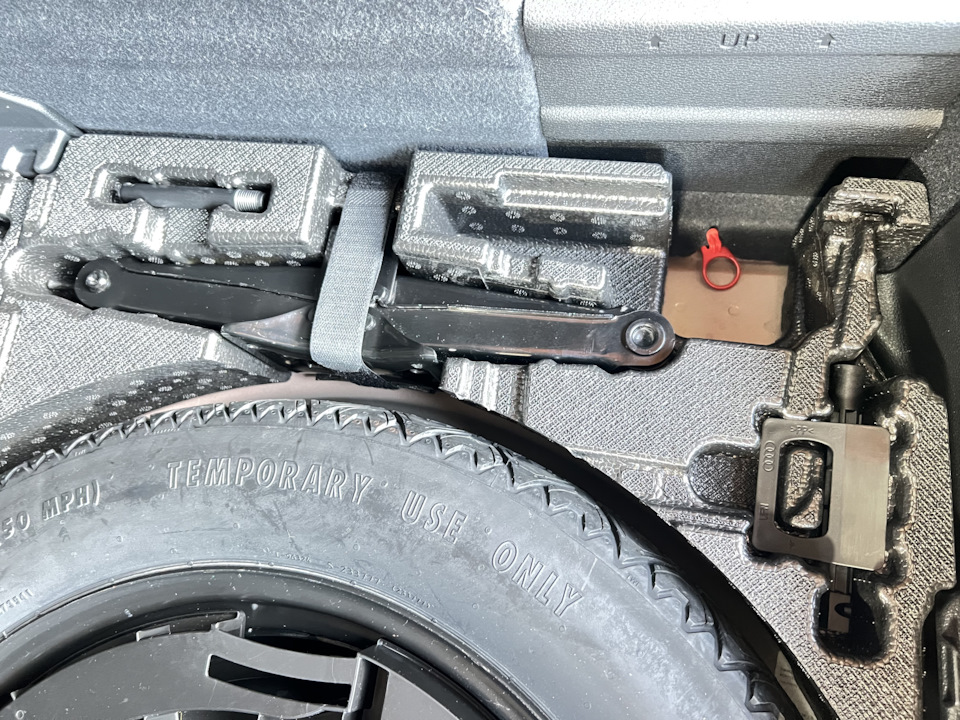 Штатная запаска вместо герметика — Audi Q3 (2G), 2 л, 2019 года ...